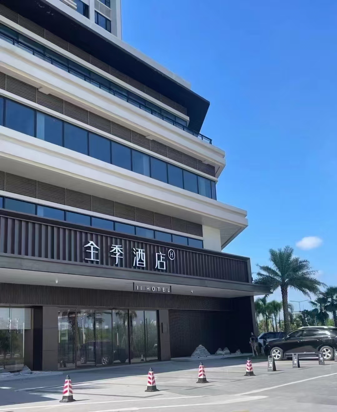 一塊會發光的金屬板，如何讓空間價值翻倍？——揭秘不銹鋼長城板的工藝與高端應用
